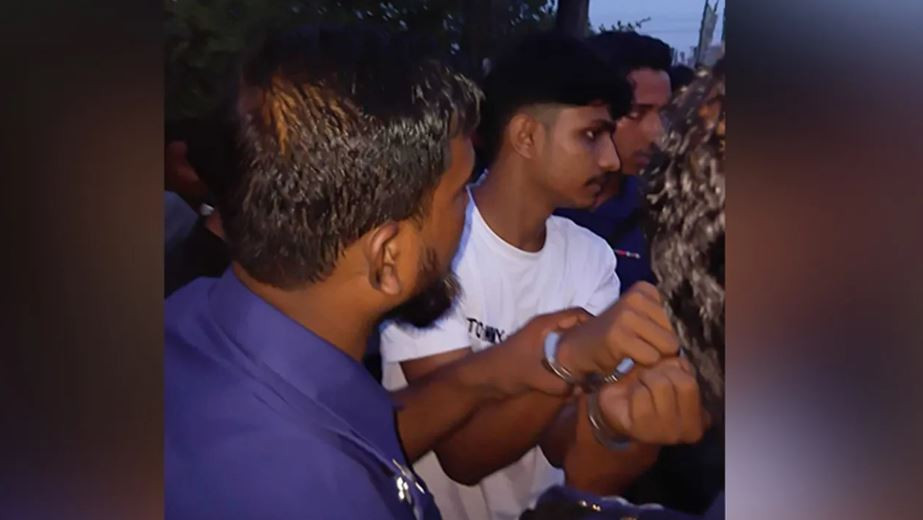 পুলিশ চেকপোস্টে মোটরসাইকেল আরোহীর কোমরে মিললো ৩টি বিদেশি পিস্তল