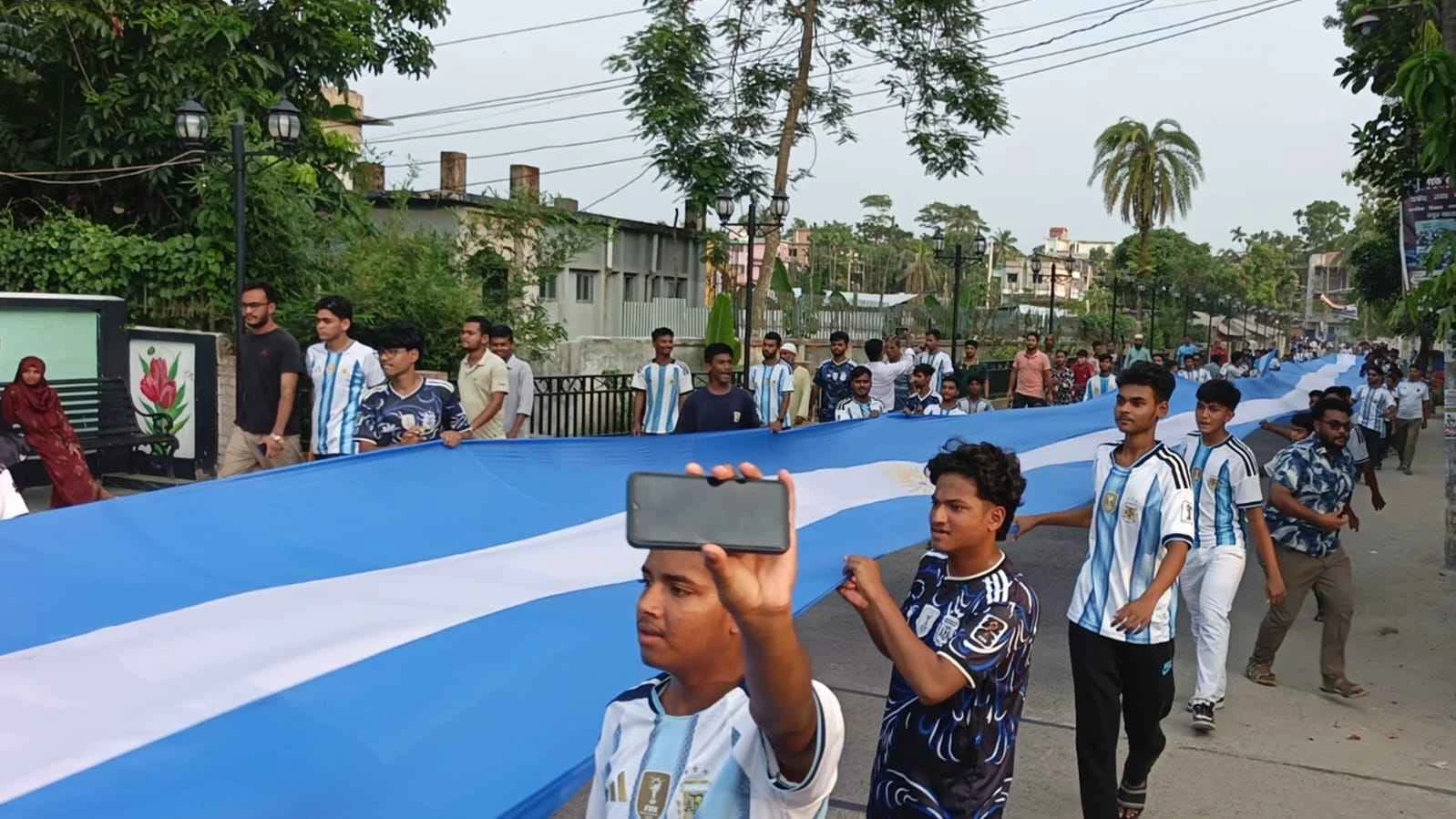 পিরোজপুরে ৩০০ ফুট পতাকা নিয়ে আর্জেন্টিনা সমর্থকদের আনন্দ শোভাযাত্রা